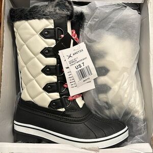 NEW WOMENS ARTIC CHALET SNOW WINTER BOOT SZ 7 BLACK & WHITE LACE HOOK FAUX FUR